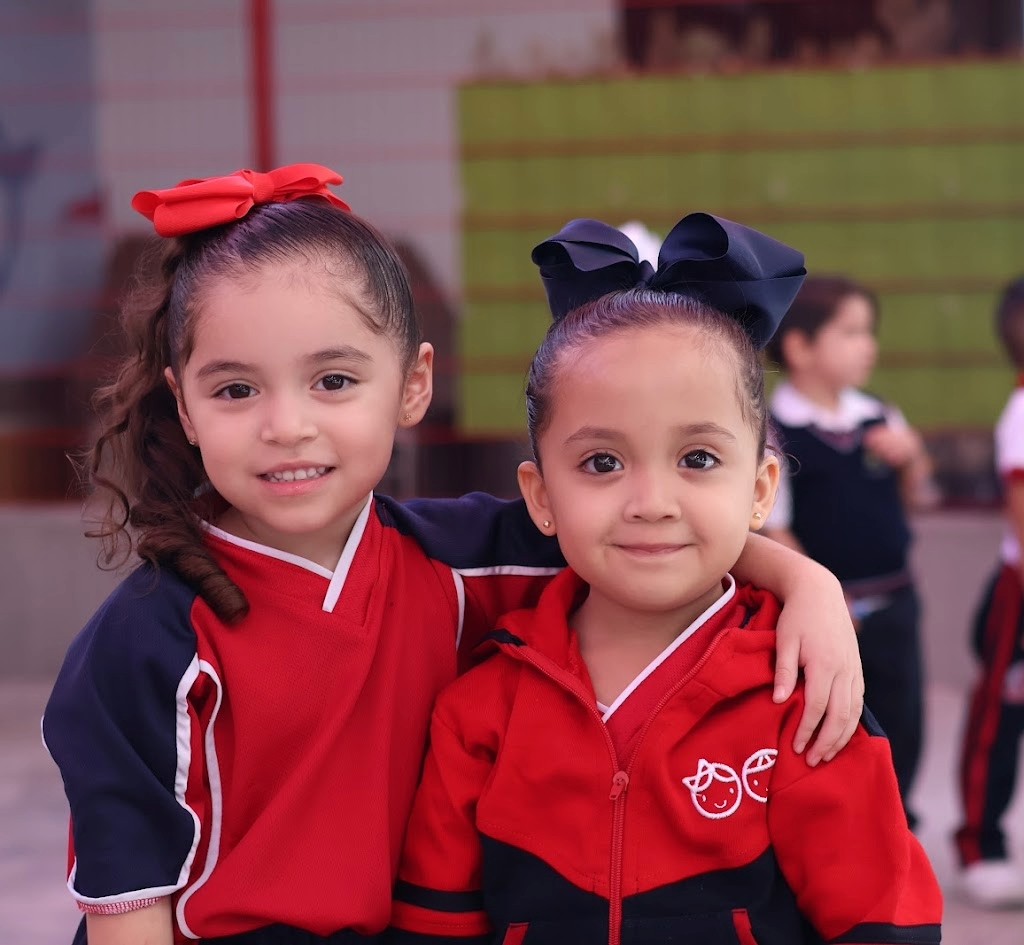 Dos alumnas de Colegio Huasteca abrazadas