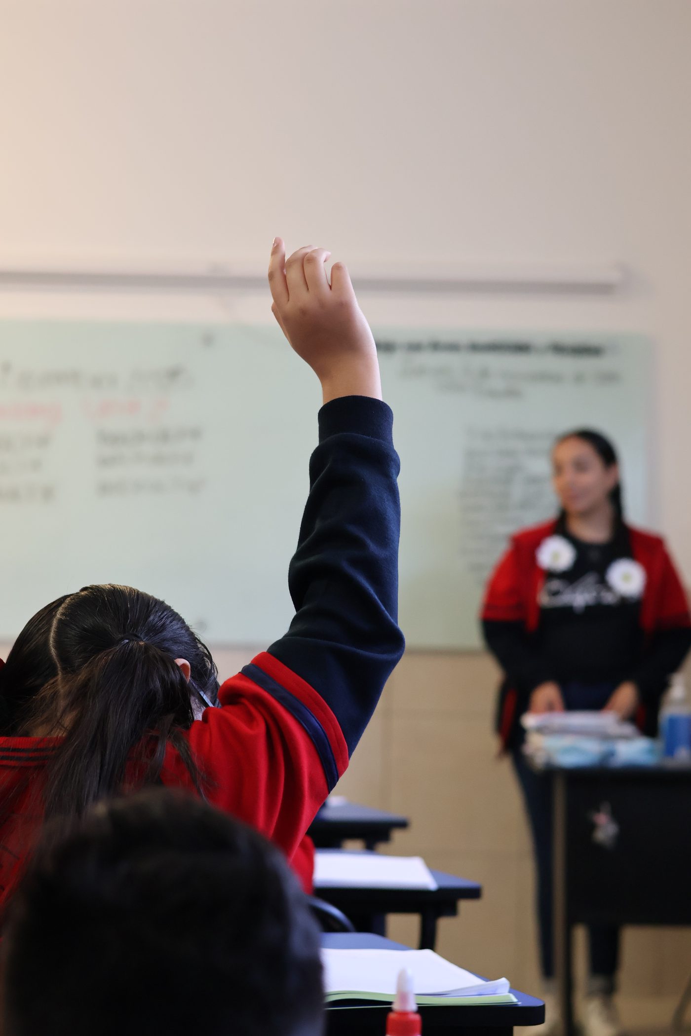Alumna participando activamente en clase